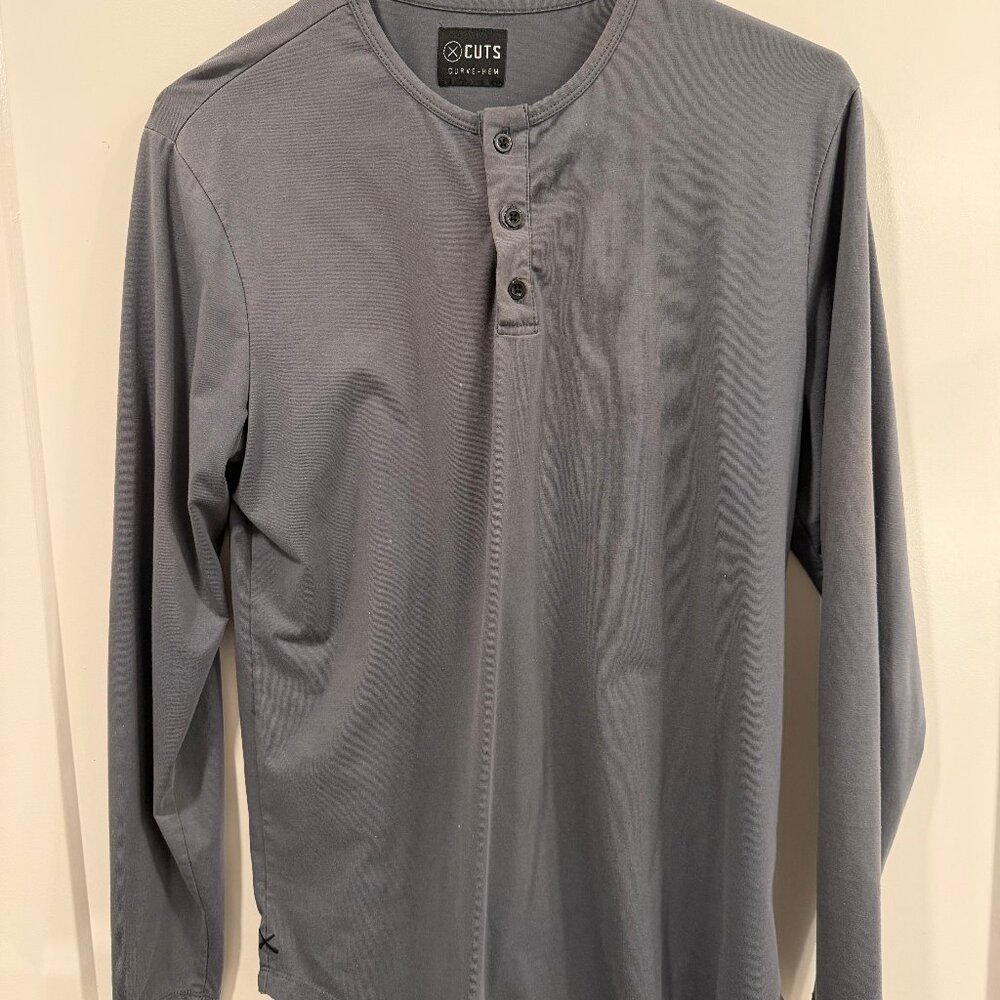 Cuts AO Long Sleeve Henley Curve-Hem – Medium – Grey